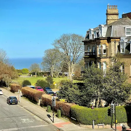 Stylish With Free Parking, Lift & Views *