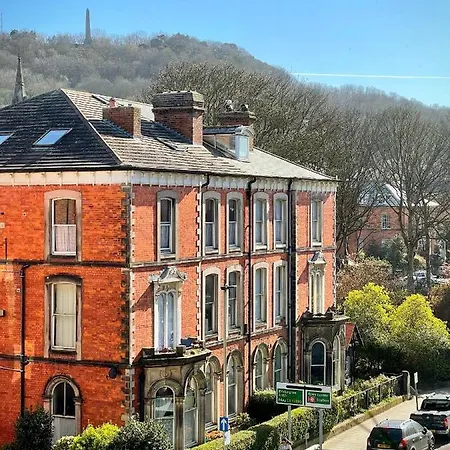 Stylish With Free Parking, Lift & Views Appartement