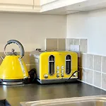 Stylish With Free Parking, Lift & Views Apartman
