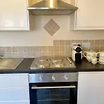 Stylish With Free Parking, Lift & Views Apartman