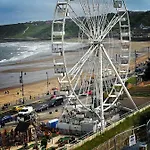 Stylish With Free Parking, Lift & Views * Scarborough