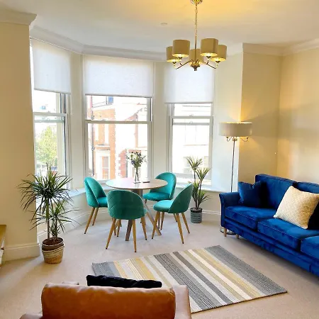 Lejlighed Stylish With Free Parking, Lift & Views