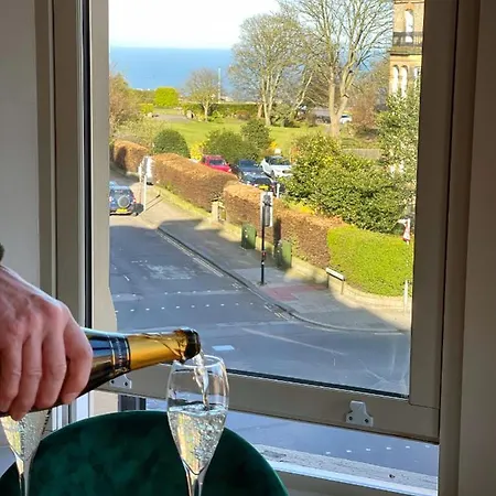 Stylish With Free Parking, Lift & Views Appartement Scarborough