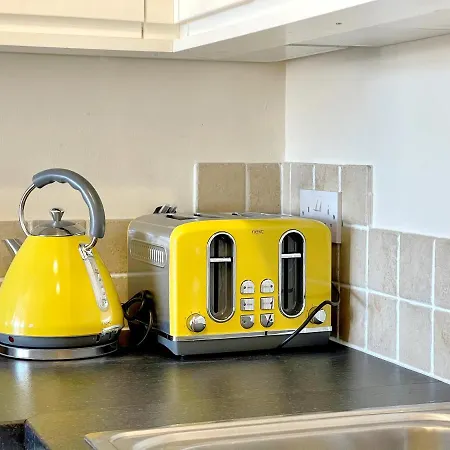 Stylish With Free Parking, Lift & Views Apartment