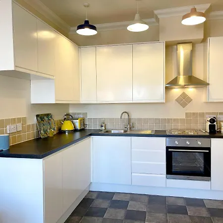 Apartment Stylish With Free Parking, Lift & Views *