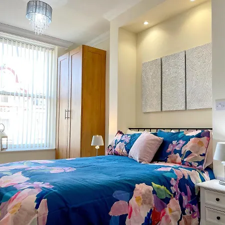 Stylish With Free Parking, Lift & Views Scarborough