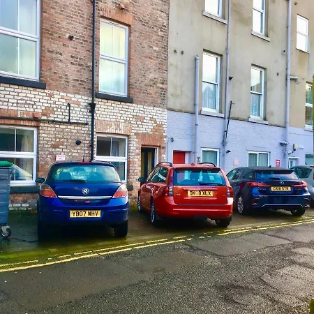 Stylish With Free Parking, Lift & Views Apartment