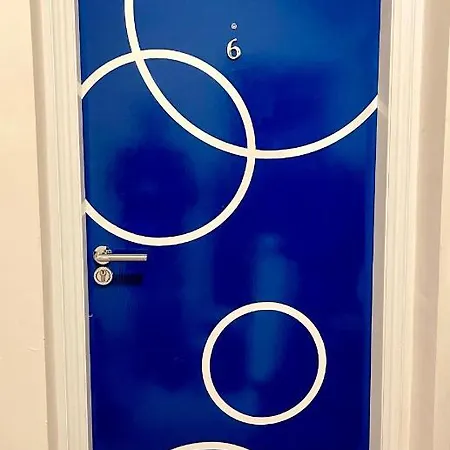 Stylish With Free Parking, Lift & Views Apartment