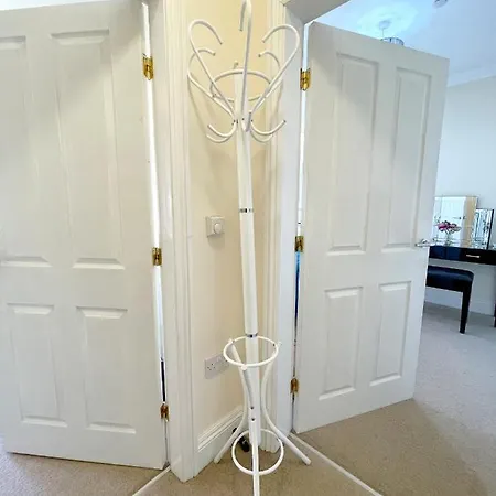 Stylish With Free Parking, Lift & Views *