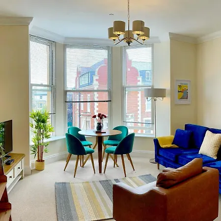 Stylish With Free Parking, Lift & Views Scarborough