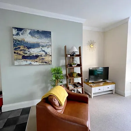 Stylish With Free Parking, Lift & Views Lejlighed