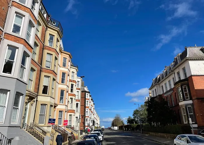 Stylish With Free Parking, Lift & Views Scarborough