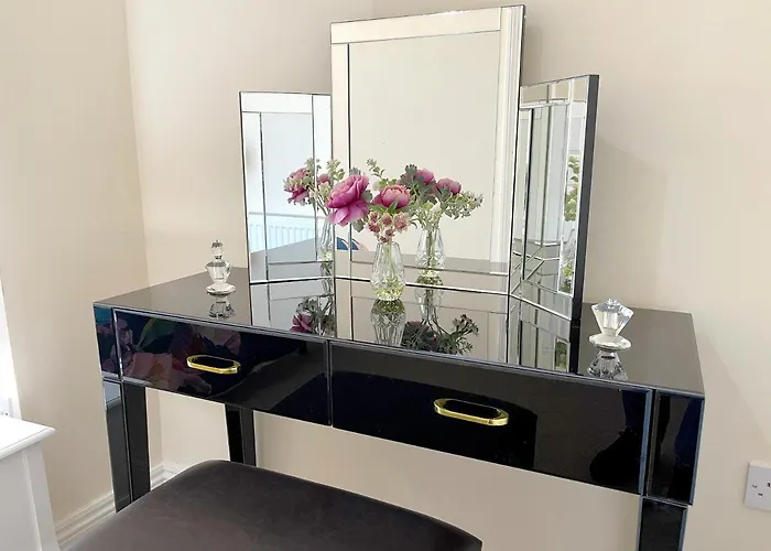 Stylish With Free Parking, Lift & Views Apartman