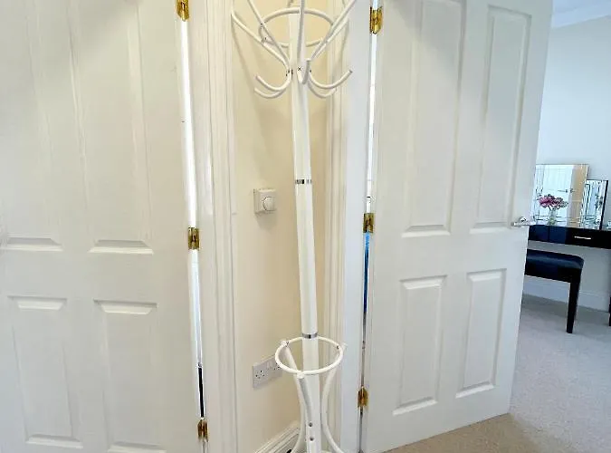 Stylish With Free Parking, Lift & Views *