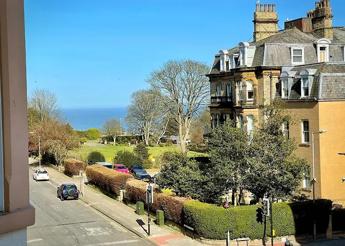 Stylish With Free Parking, Lift & Views *