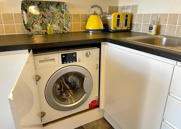 Stylish With Free Parking, Lift & Views * Scarborough