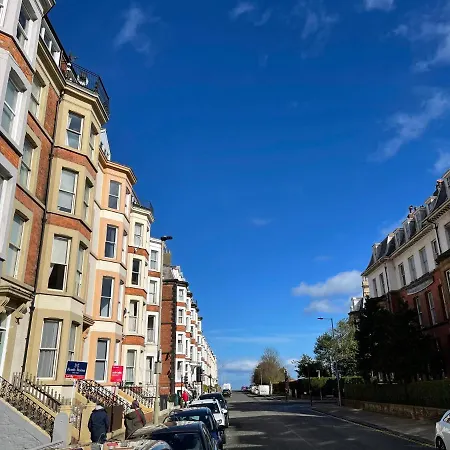 Stylish With Free Parking, Lift & Views Scarborough