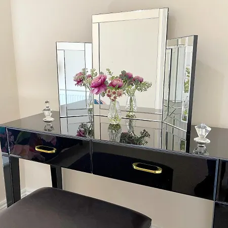 Stylish With Free Parking, Lift & Views Appartamento