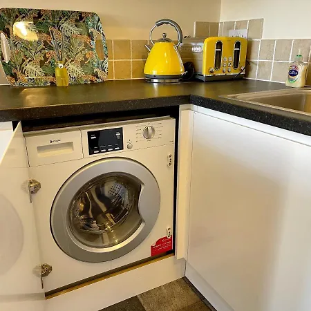 Stylish With Free Parking, Lift & Views * Scarborough